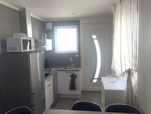 Frigorífic, microones, placa de cuina i rentaplats 