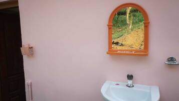 Douche, serviettes fournies, savon, shampoing