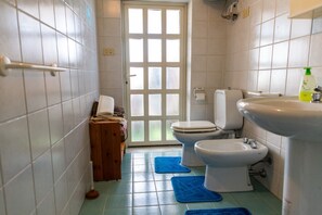 Dusche, Haartrockner, Bidet, Handtücher