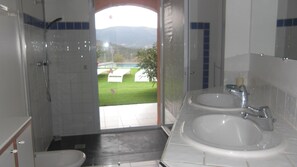 Bañera, secador de pelo, bidé y toallas