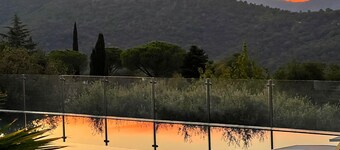 Villa, (14 p), panoramic view of the hills. Large infinity pool. 