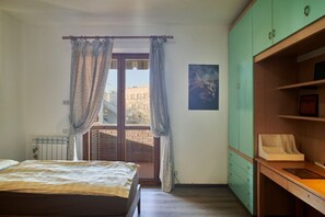 2 bedrooms, desk, iron/ironing board, internet