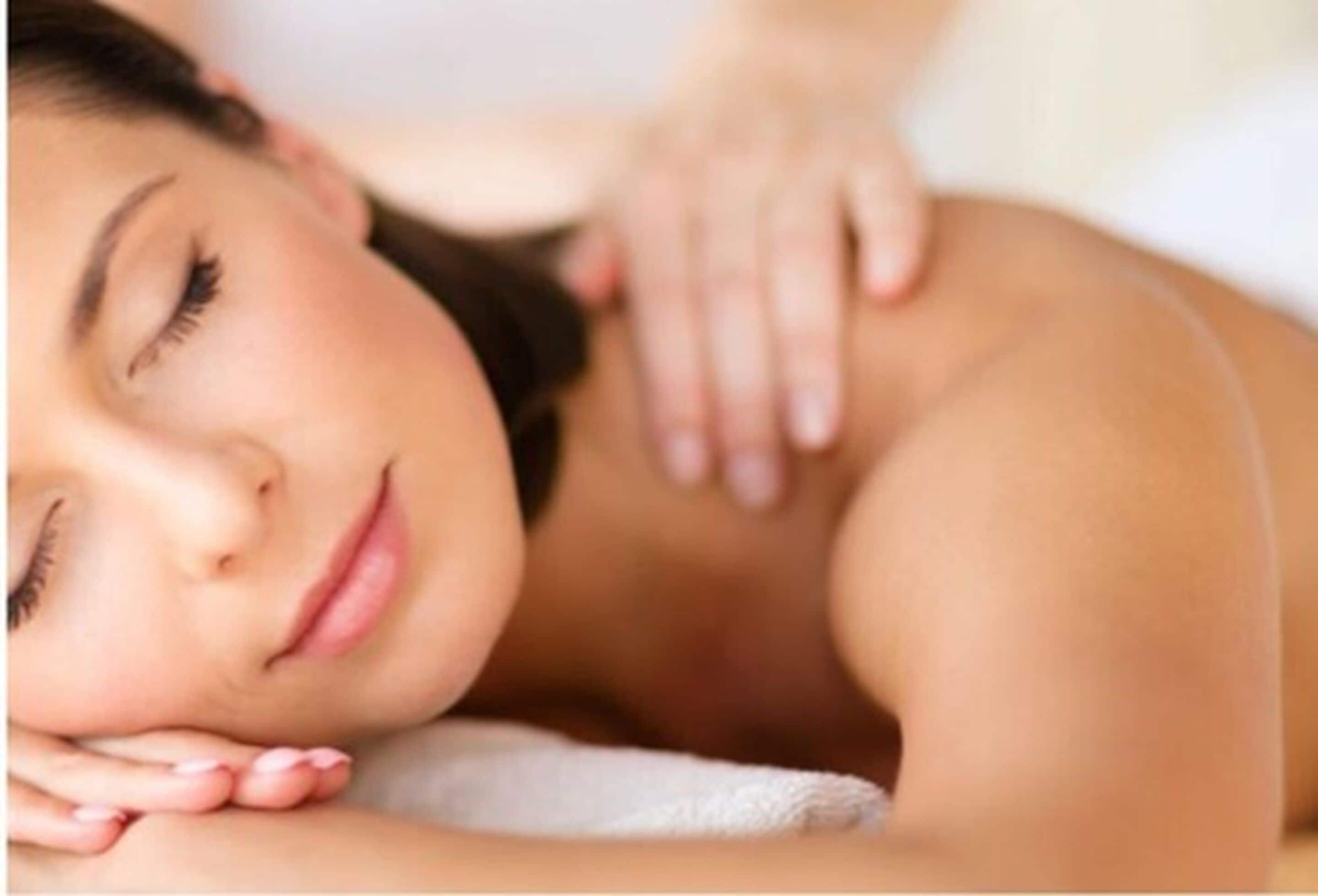 Una persona recostada con una toalla, evocando un ambiente de spa o relajación.