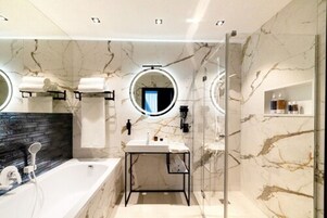 Superior Plus Room | Μπάνιο | Δωρεάν προϊόντα προσωπικής περιποίησης, πιστολάκι μαλλιών, μπουρνούζια