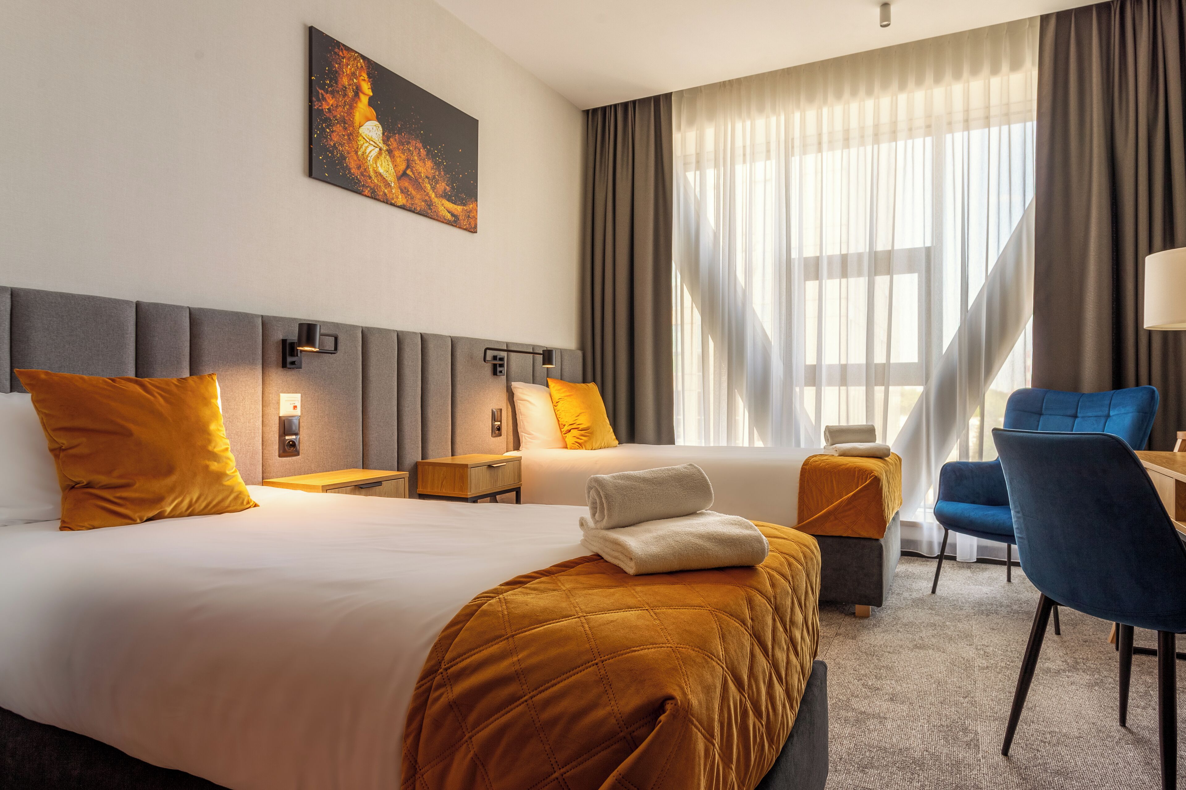 Ropa de cama de alta calidad y caja de seguridad en la habitación 