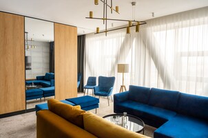 Premium Apartment | Premium bedding, in-room safe, desk, laptop workspace