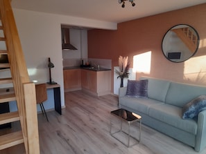 Chambre Duplex Deluxe | Aire de séjour | Téléviseur de 24 po avec télévision par câble