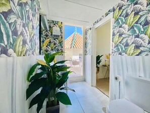 Een douche, een haardroger, handdoeken, zeep