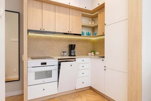 Fridge, microwave, stovetop, coffee/tea maker - Pet-friendly | Studio for 4 | Kazimierz district (Kraków)