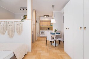 Iron/ironing board, WiFi, bed sheets