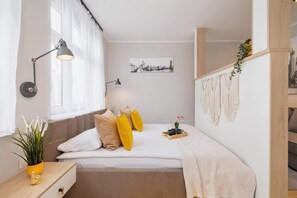 Een strijkplank/strijkijzer, wifi, beddengoed