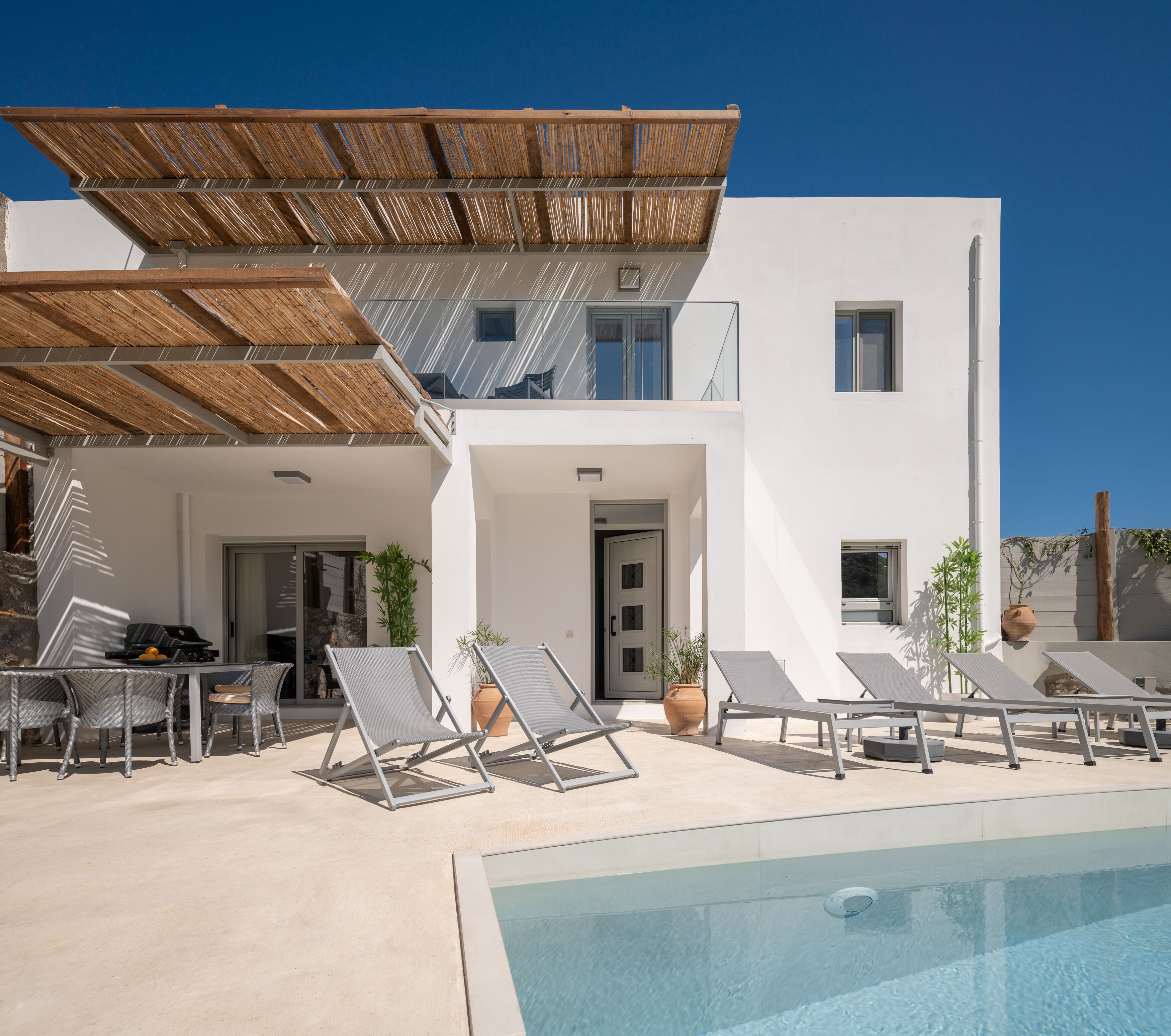 Stimulating pool surroundings.