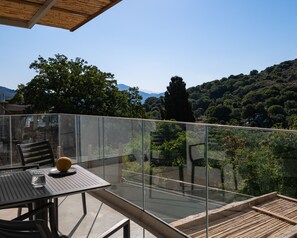 Outdoor dining - Sun Moon Villa I, True Nature Purity (Atsipades, Rethymno)