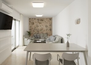 Smart TV, table tennis, books, stereo