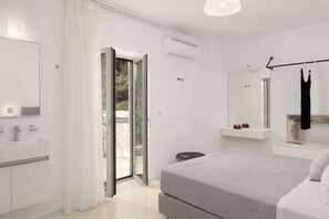 4 bedrooms, in-room safe, iron/ironing board, travel cot