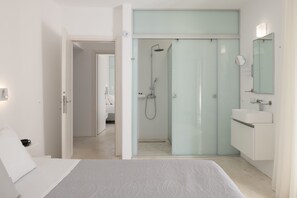 4 Schlafzimmer, Zimmersafe, Bügeleisen/Bügelbrett, Reisekinderbett