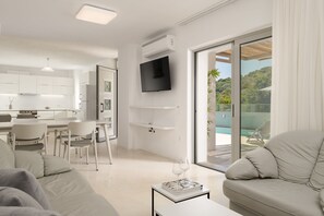 Smart-TV, Tischtennisplatte, Bücher, Stereoanlage