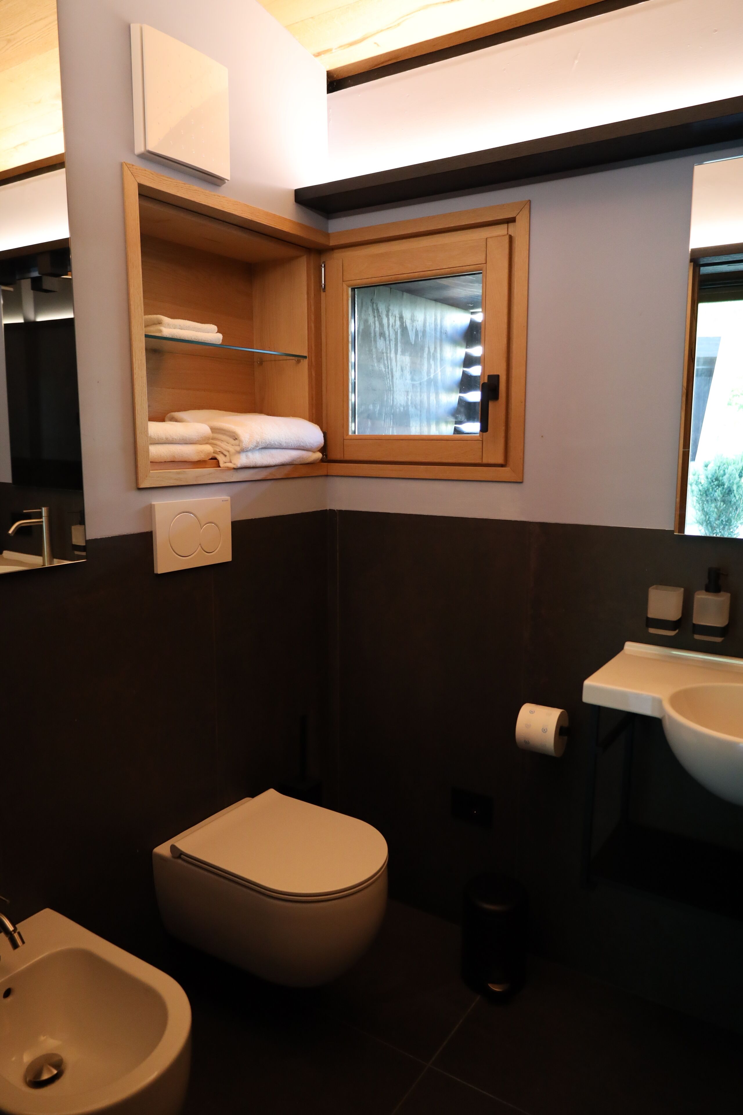 Un baño moderno con inodoro, bidé y lavamanos.
