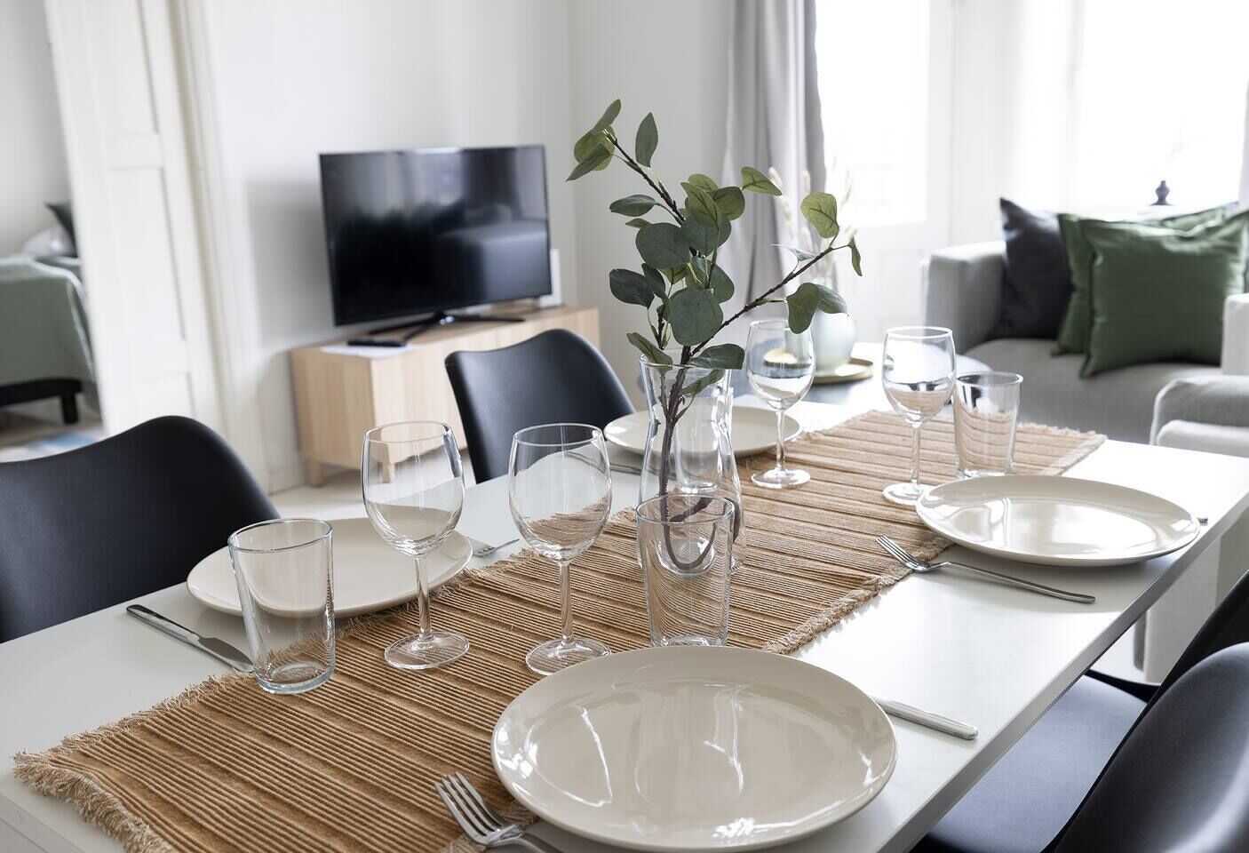 Leilighet – city | Oppholdsrom | En 36-tommers TV med kabel-kanaler