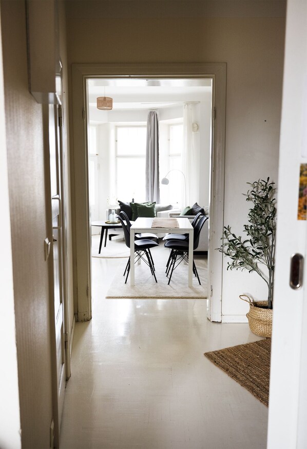 City Apartment | In-room dining - 2ndhomes Cozy 2BR Home w Balcony & Sauna (Helsinki)