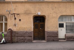 Property entrance - 2ndhomes Cozy 2BR Home w Balcony & Sauna (Helsinki)