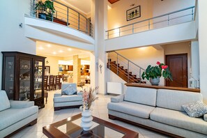 المنشأة من الداخل