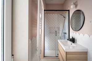 Combined shower/bathtub, hair dryer, towels, soap