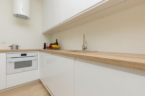 Fridge, microwave, oven, stovetop - Woronicza 34A Warsaw | Modern Apartment for Remote Work (Warszawa)