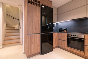 Kühlschrank, Mikrowelle, Ofen, Herdplatte