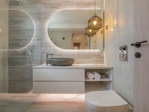 Een douche, milieuvriendelijke toiletartikelen, een haardroger
