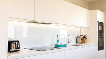 Een koelkast, een magnetron, een oven, een vaatwasser