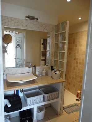 Shower, hair dryer, towels - Plume 4* charming gites with swimming pool, golf practice and children's playground (Chambon)