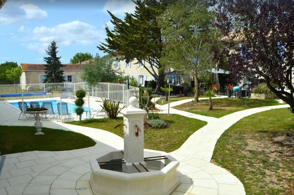 Outdoor pool, a heated pool - Plume 4* charming gites with swimming pool, golf practice and children's playground (Chambon)