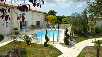 Alberca al aire libre y alberca climatizada