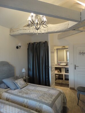 2 bedrooms, iron/ironing board, travel crib, free WiFi - Plume 4* charming gites with swimming pool, golf practice and children's playground (Chambon)