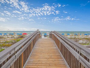 On the beach - Surf Dweller #605 by Southern Vacation Rentals (Fort Walton Beach)