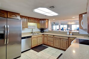 Condo, Multiple Beds, Balcony, Ocean View | Private kitchen