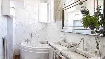 Regadera, secadora de cabello, toallas