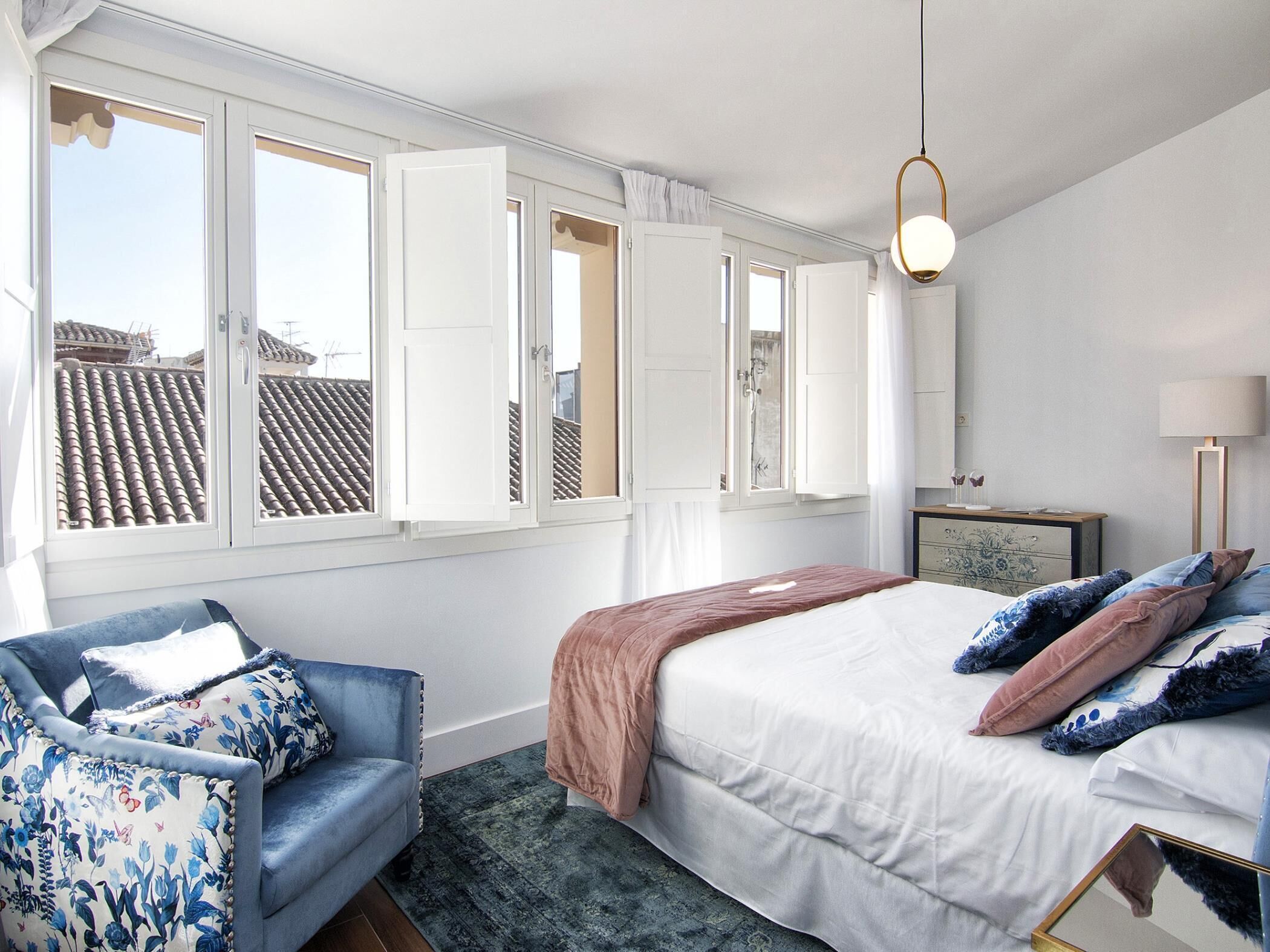 3 bedrooms, iron/ironing board, internet, bed sheets