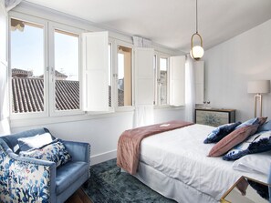 3 عدّة غرف نوم وخدمة الإنترنت وملاءات أسرّة