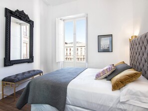 3 bedrooms, iron/ironing board, internet, bed sheets