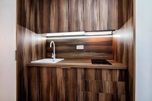 Cafetera y tetera, refrigerador, microondas y horno 