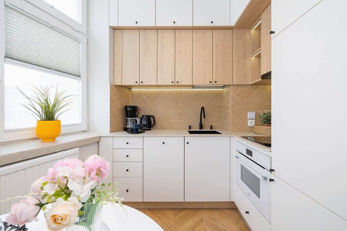 Réfrigérateur, micro-ondes, plaque de cuisson, cafetière/bouilloire