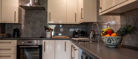 Jääkaappi, astianpesukone, vedenkeitin, leivänpaahdin