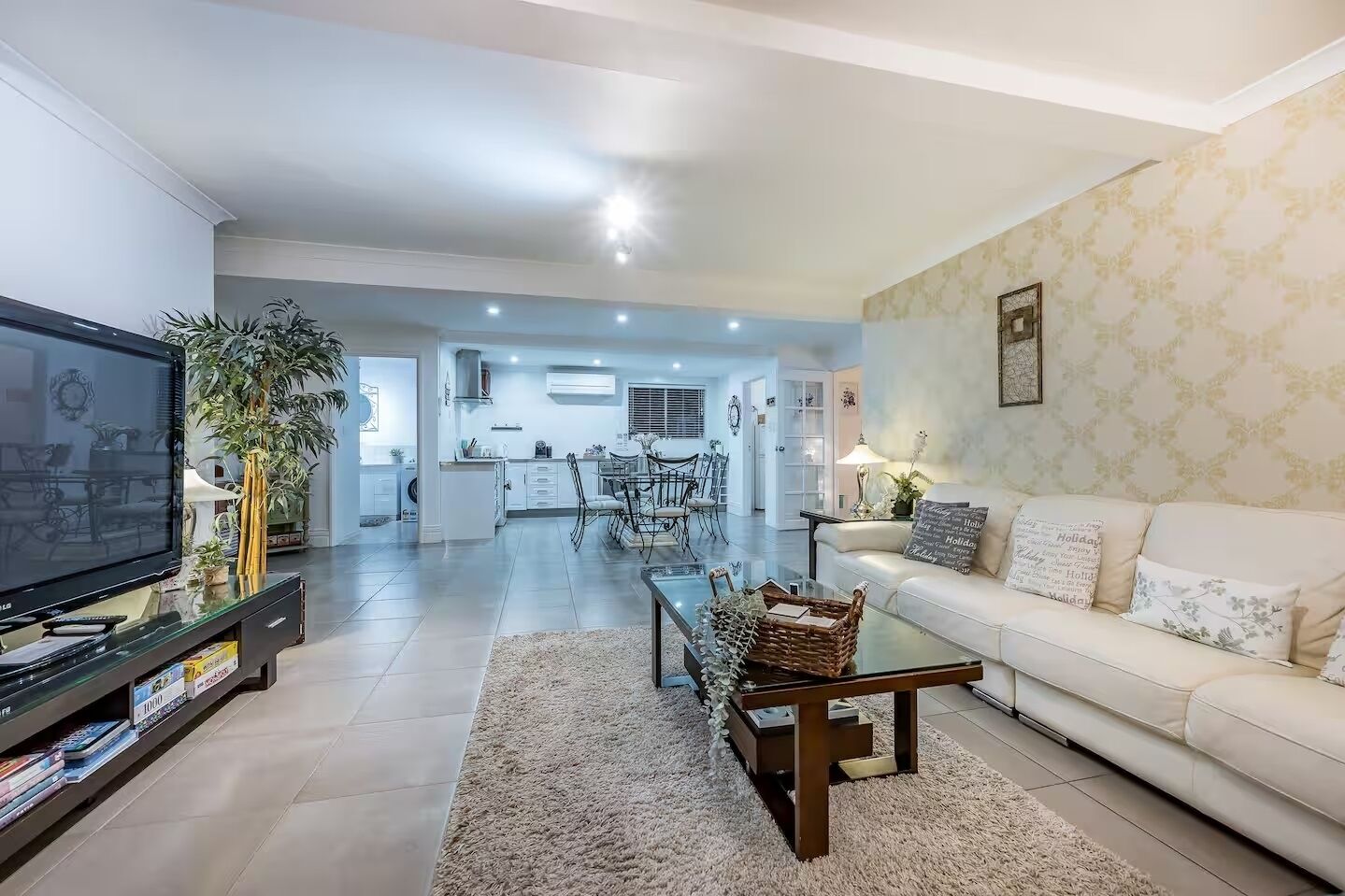 Smart-tv, boeken en een kantoor