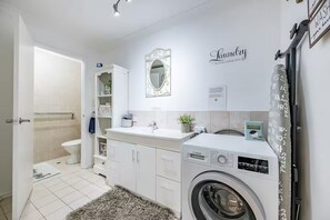 Douche, sèche-cheveux, serviettes fournies