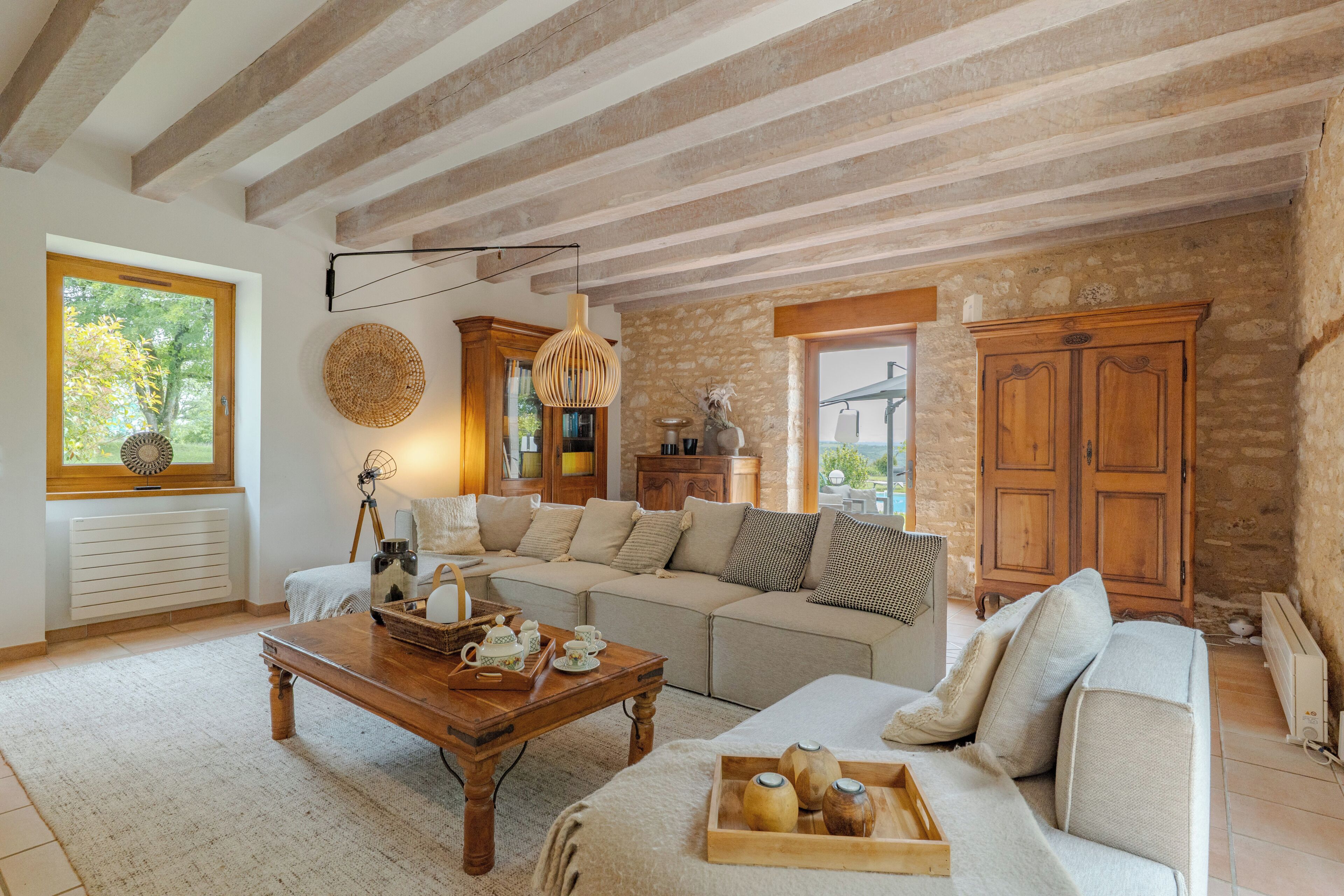 TV, fireplace, DVD player, books