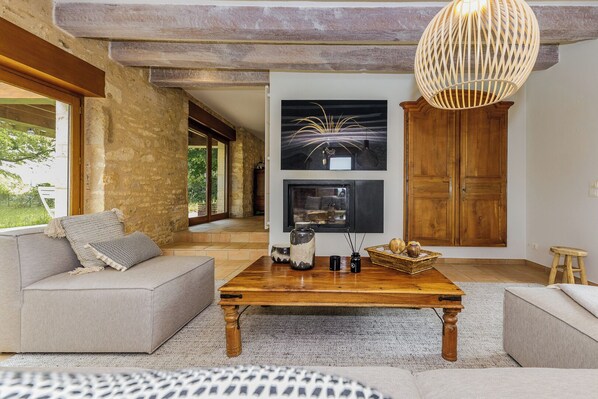 TV, fireplace, DVD player, books