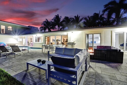 Waterfront 6BR Heated Pool Jacuzzi Close To Beach