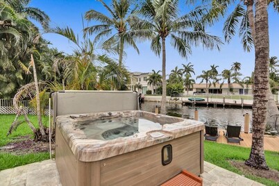 Waterfront 6BR Heated Pool Jacuzzi Close To Beach